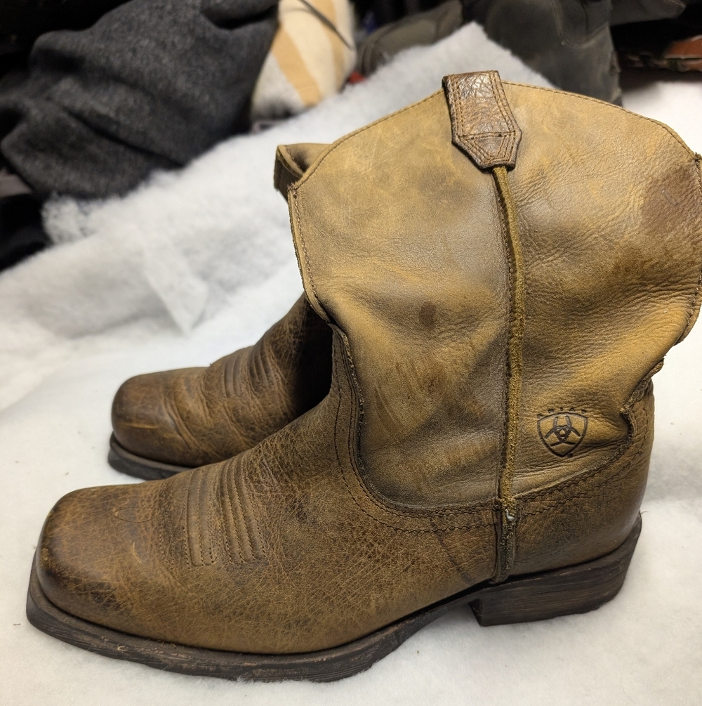 Ariat Men's Boots Size 8D.    Box G